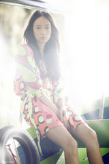 组图：童瑶全新写真化身时尚森女 玩转异国城市魔方