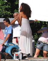 幻灯：艾丽西亚-凯斯街头拍新歌MV 补妆不忘秀肥臀