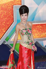 组图：米雪宫装亮相冲天髻抢镜 黎耀祥绅士斯文