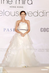 组图：Amanda S.订婚后首披婚纱 自称未婚夫很大方