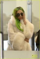 组图：GaGa海草绿发耀眼 白袍加身最炫冬日风