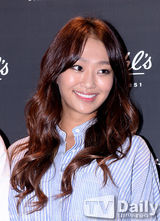 组图：裴斗娜金材昱SISTAR等出席慈善派对