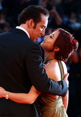 组图：《乔》威尼斯首映 尼古拉斯西装型男