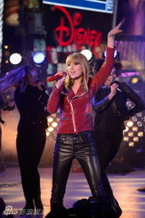 组图：泰勒跨年激情献唱 紧身皮衣跪地狂野嘶吼