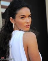 高清组图：梅根-福克斯白色礼服纯美亮相