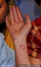 组图：布兰妮伦敦奔波心情好 秀鸽子蛋疑好事将近