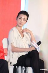 组图：李冰冰优雅亮相防走光 获赠金饰不停把玩