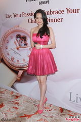 组图：舒淇抹胸短裙亮相 气质优雅笑容大方