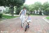 组图：田亮父女亲子装骑单车秀爱
