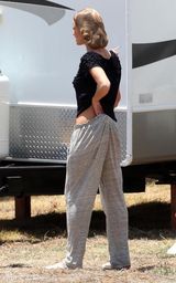 幻灯图集：《变形金刚3》新女星片场休闲不雅姿势