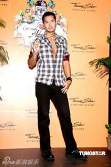 幻灯图：张惠妹男友现身珠宝发布会 称尚无结婚打算