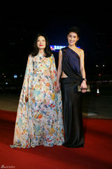 组图：陈燃出席亚洲电影节 香肩半露优雅性感