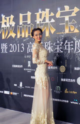 组图：黄奕斑马纹抹胸裙亮相晚宴 笑对不和风波