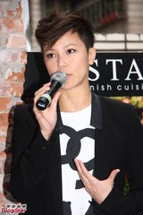 组图：何韵诗帅气亮相开心入围金马奖