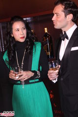 组图：莫文蔚宝石绿复古裙现身 与裘德-洛亲密畅聊