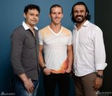 组图：《神秘之路》主创写真 莱恩·昆坦秀胸肌