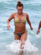 组图：海顿潘妮蒂尔海滩戏水 比基尼秀丰满上围