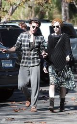 组图：杰米-贝尔与妻子蕾切尔-伍德恩爱购物