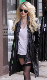 幻灯图集：“绯闻女孩”泰勒-摩森现身纽约片场