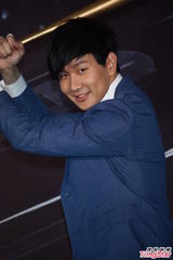 组图：林俊杰发布新专辑 秀棒球阳光帅气