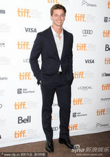 组图：莉莉亮相《作家们》首映 施瓦辛格儿子帅气