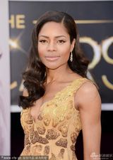 组图：邦女郎娜奥米-哈里斯高开叉裙秀美腿