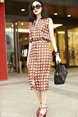 组图：小宋佳逛商场打扮浪漫 黑超遮面包不离手