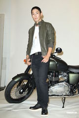 组图：吴建豪和女友感情稳定 与安心亚首合作广告