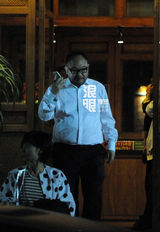 独家:冯小刚葛优等好友吃饭 徐静蕾白裙喝high