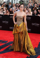 高组图：《哈7下》纽约首映 艾玛低胸礼服亮相