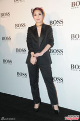 组图：杨千嬅深V黑西装性感亮相 露出黑胸罩