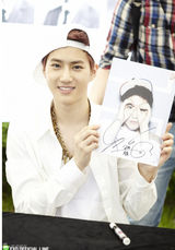 高清图：韩团EXO釜山办签名会 白衣帽清爽邻家