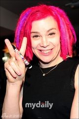 组图：《云图》韩国红毯首映 裴斗娜露背装亮相