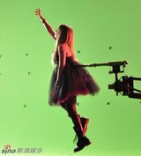 高清组图：小魔女艾薇儿拍摄香水广告 梦幻裙装登场