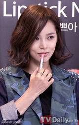 组图：韩星朴诗妍性感出席活动下衣失踪