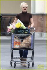 组图：布兰妮超市购物买鲜花 胸部沾污不知情