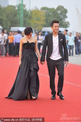 幻灯图集：邓超孙俪亲密亮相 手牵手恩爱走红毯
