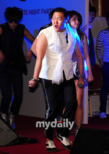 组图：韩歌手PSY釜山演唱会大跳《江南Style》