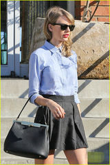 组图：斯威夫特与妈妈逛街 变身学院风清纯妹子