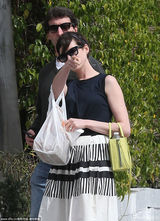 组图：海瑟薇淑女装扮出街 见狗仔瞬间变脸怒指