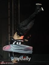 组图：韩国JYP新团GOT7出道首秀帅酷劲舞