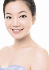 幻灯图集：阿雅写真大秀美丽肌肤 浓妆淡抹两相宜