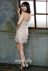 组图：韩星金智宇宣传新写真集 低胸性感娇媚无比