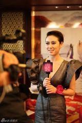 组图：赵柯魅惑烟熏玩朋克 时尚大典斩获最佳着装奖