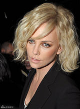 高清图：查理兹-塞隆巴黎看秀 小试舞步风情万种