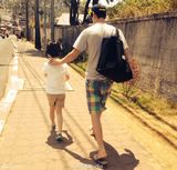 组图：张亮穿泳裤与天天戏水 女网友喊把持不住