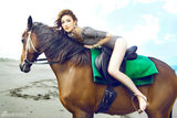 组图：甘婷婷巴厘岛拍大片 骑骏马展野性诱惑
