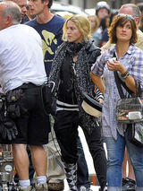 高清图：51岁潮妈麦当娜伦敦街头亲吻养子养女