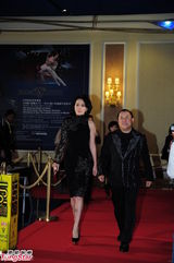 组图：刘嘉玲盛装亮相拒受访 姚星彤中门大开秀半球