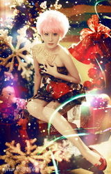 高清组图：王澜霏化身粉红精灵 圣诞大片曝光